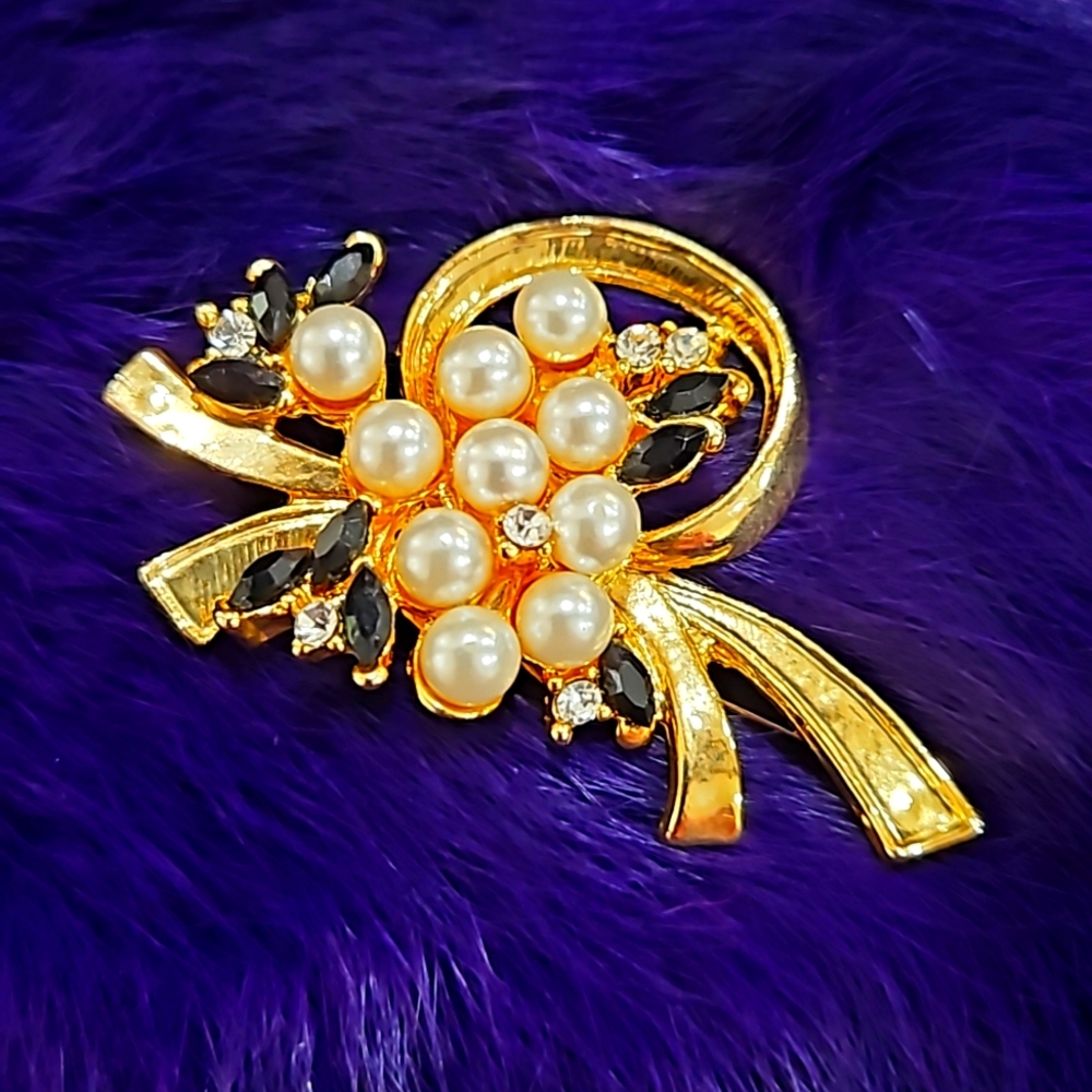 WHITE PEARL CLUSTER BLACK CZ GOLD TONE LARGE‎ BROOCH PIN